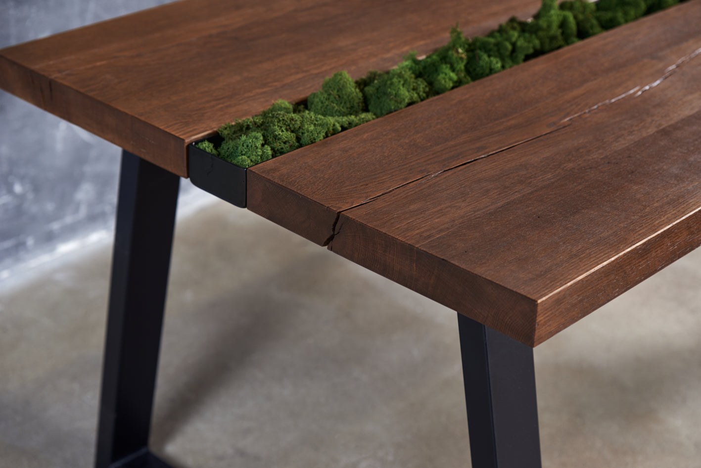 Ąžuolinis valgomojo stalas su loviu