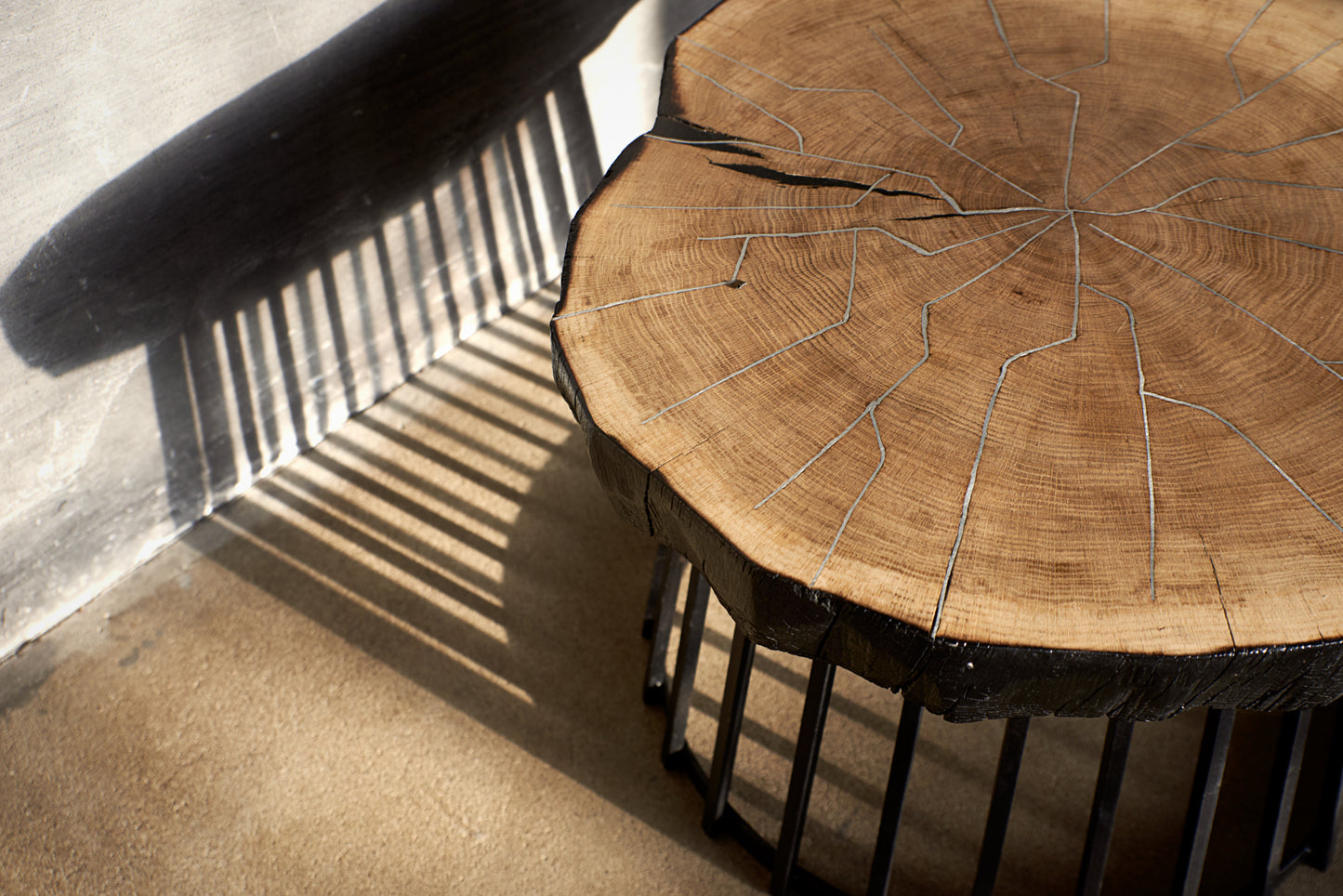 Ąžuolinis staliukas „Įtrūkis“