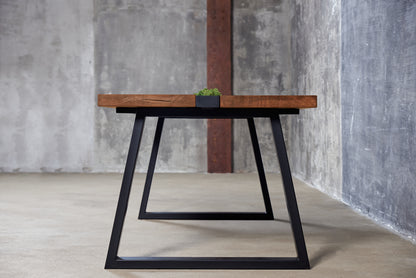 Ąžuolinis valgomojo stalas su loviu