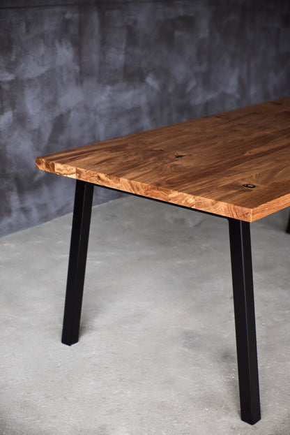 Ąžuolinis valgomojo stalas „Linea“