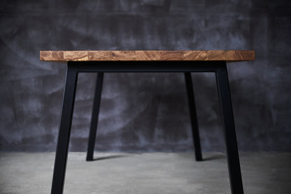 Ąžuolinis valgomojo stalas „Linea“