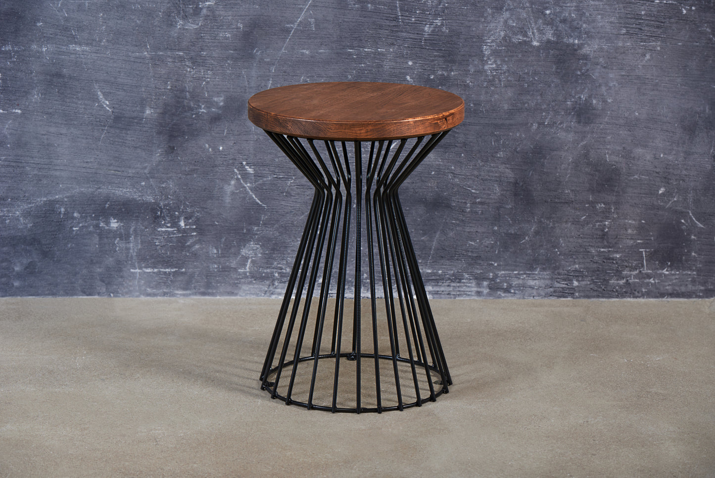 Metalo ir ąžuolo šoninis staliukas „Spin“