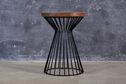 Metalo ir ąžuolo šoninis staliukas „Spin“