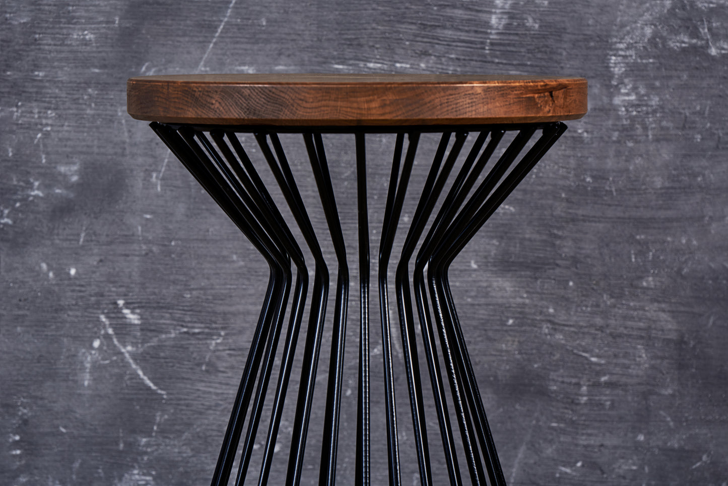 Metalo ir ąžuolo šoninis staliukas „Spin“