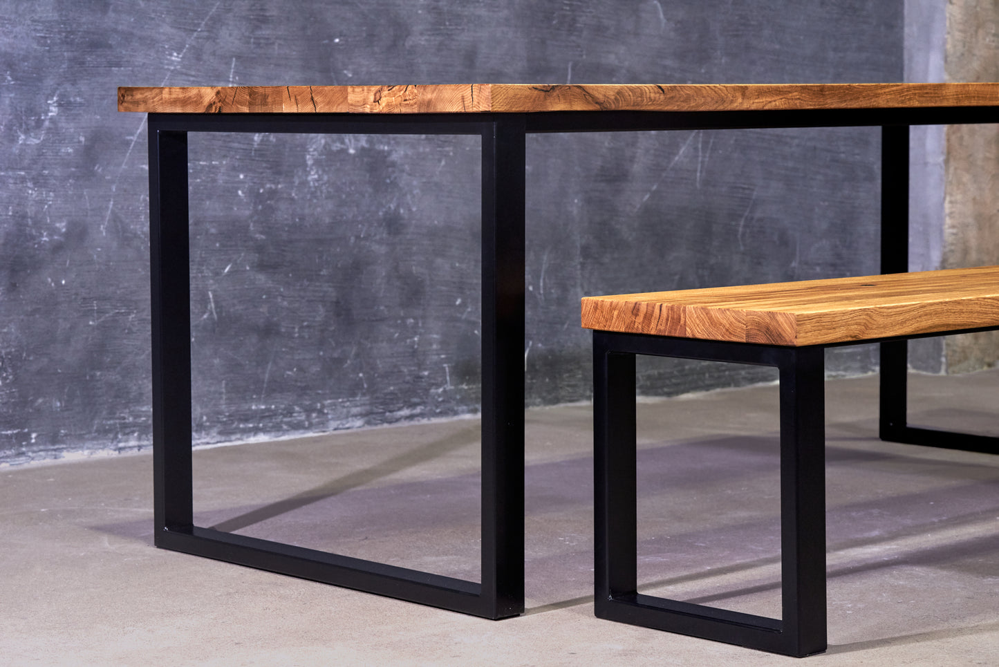 Ąžuolinis valgomojo stalas su suolu – „RAW Line“