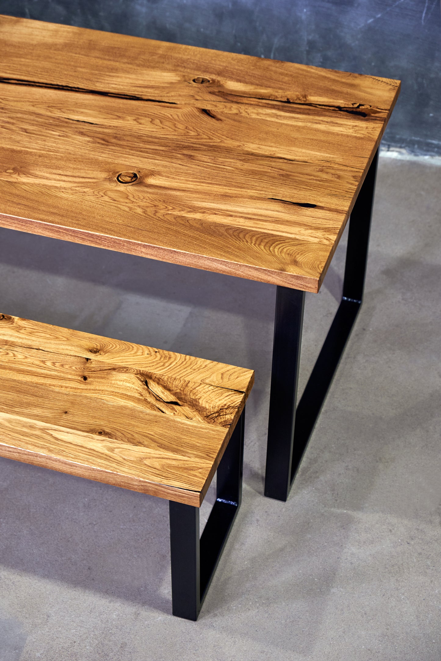 Ąžuolinis valgomojo stalas su suolu – „RAW Line“