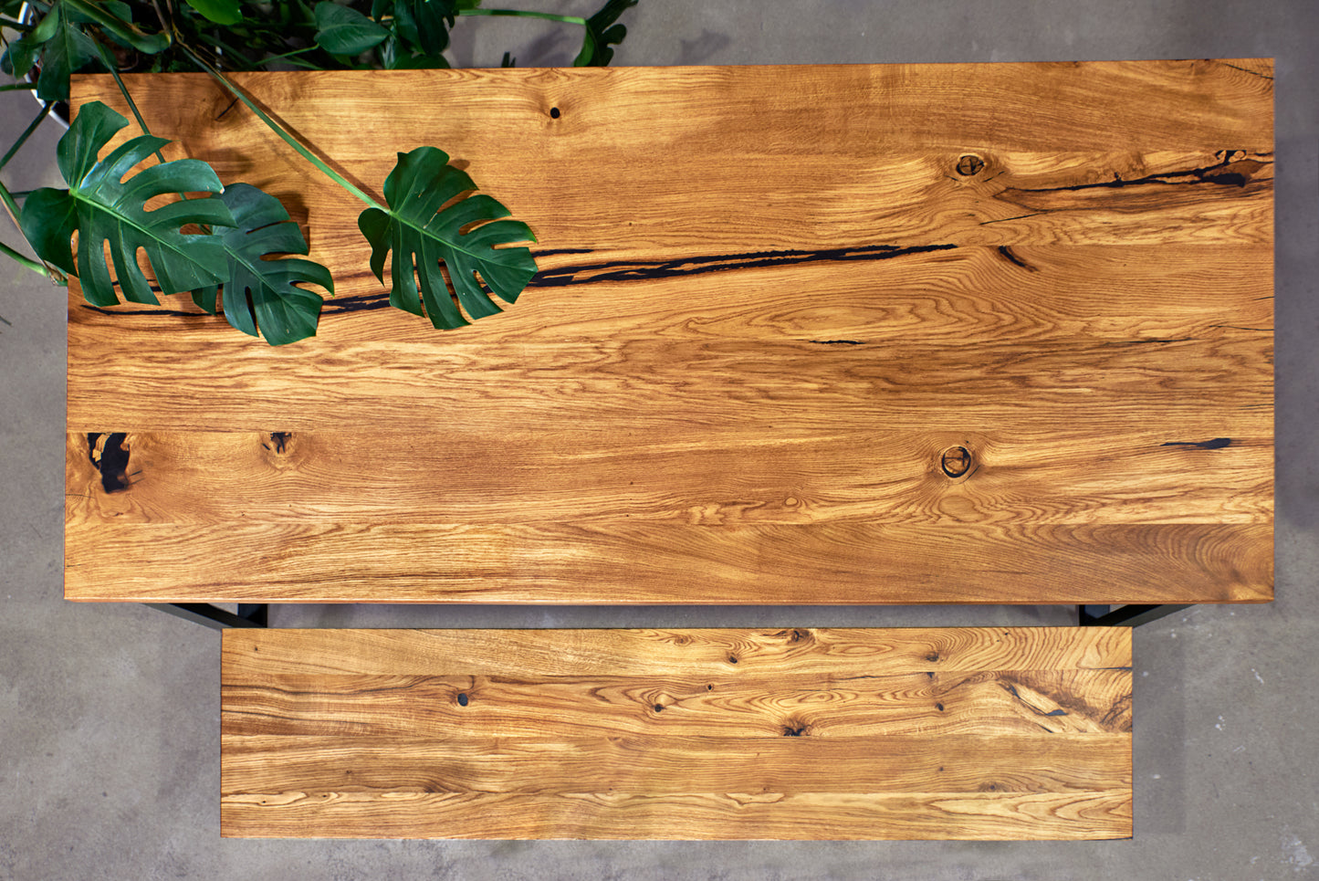 Ąžuolinis valgomojo stalas su suolu – „RAW Line“