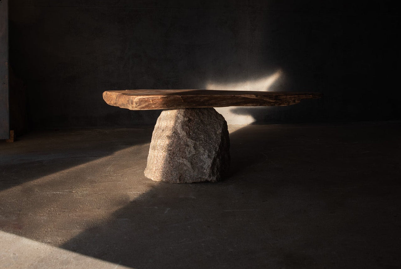 Wabi-Sabi kavos staliukas „MONOLITH“