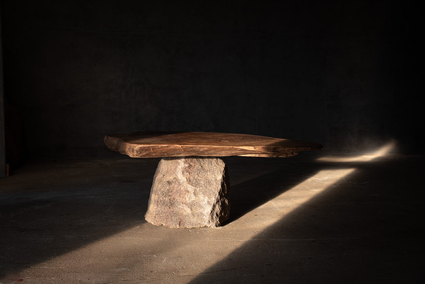 Wabi-Sabi kavos staliukas „MONOLITH“