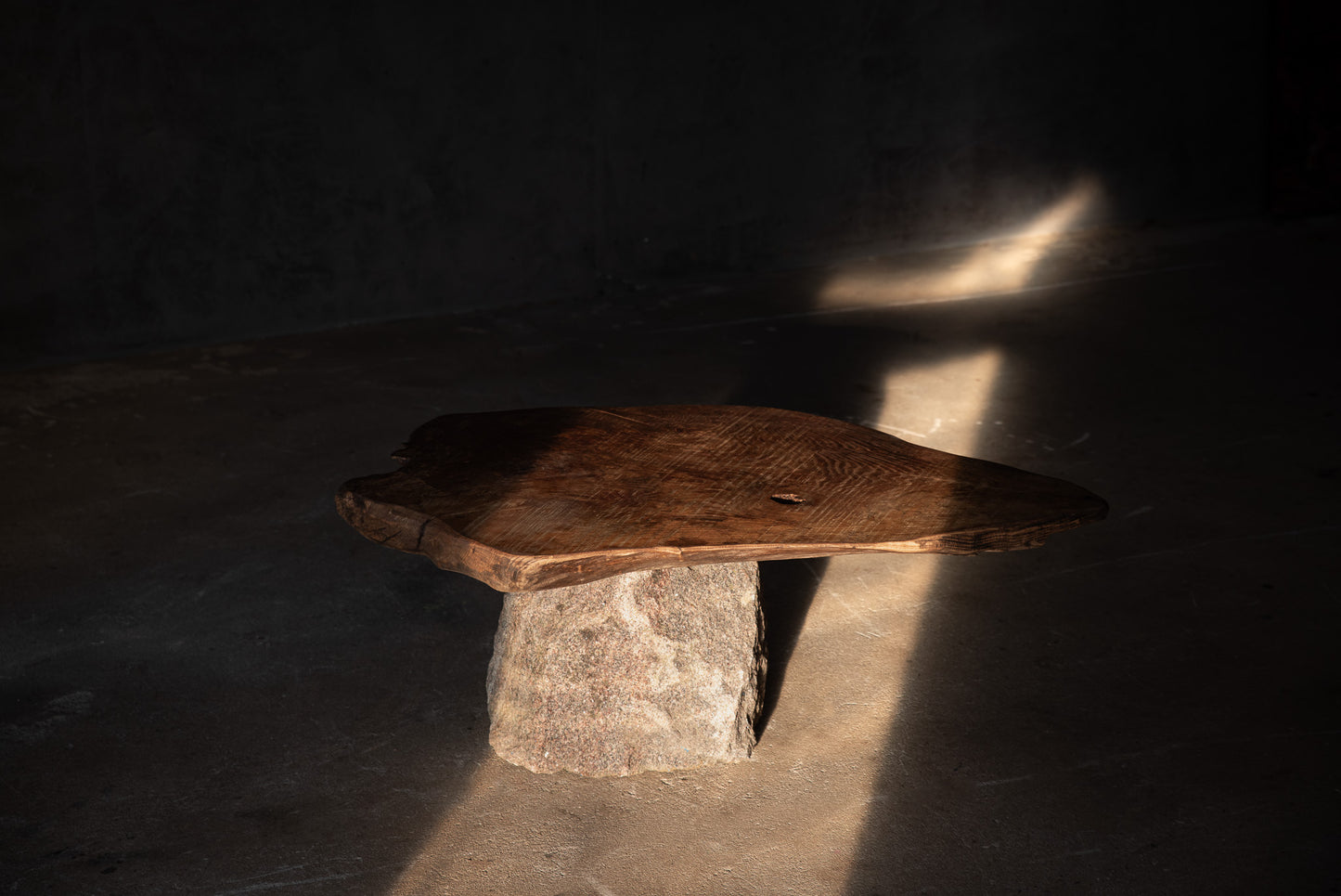 Wabi-Sabi kavos staliukas „MONOLITH“