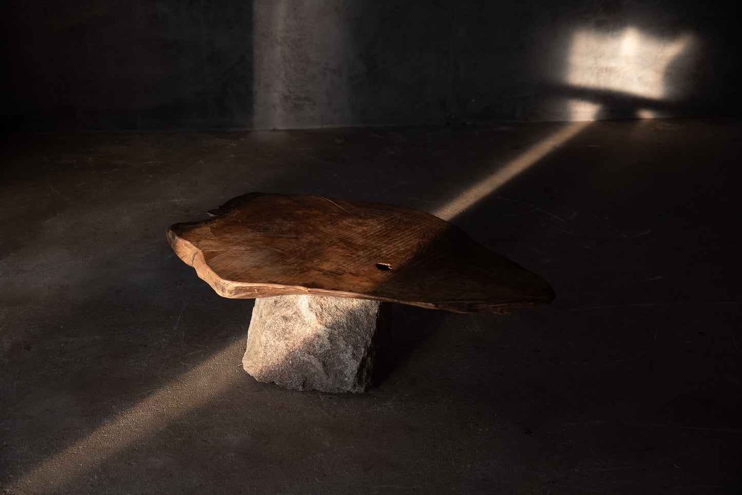Wabi-Sabi kavos staliukas „MONOLITH“