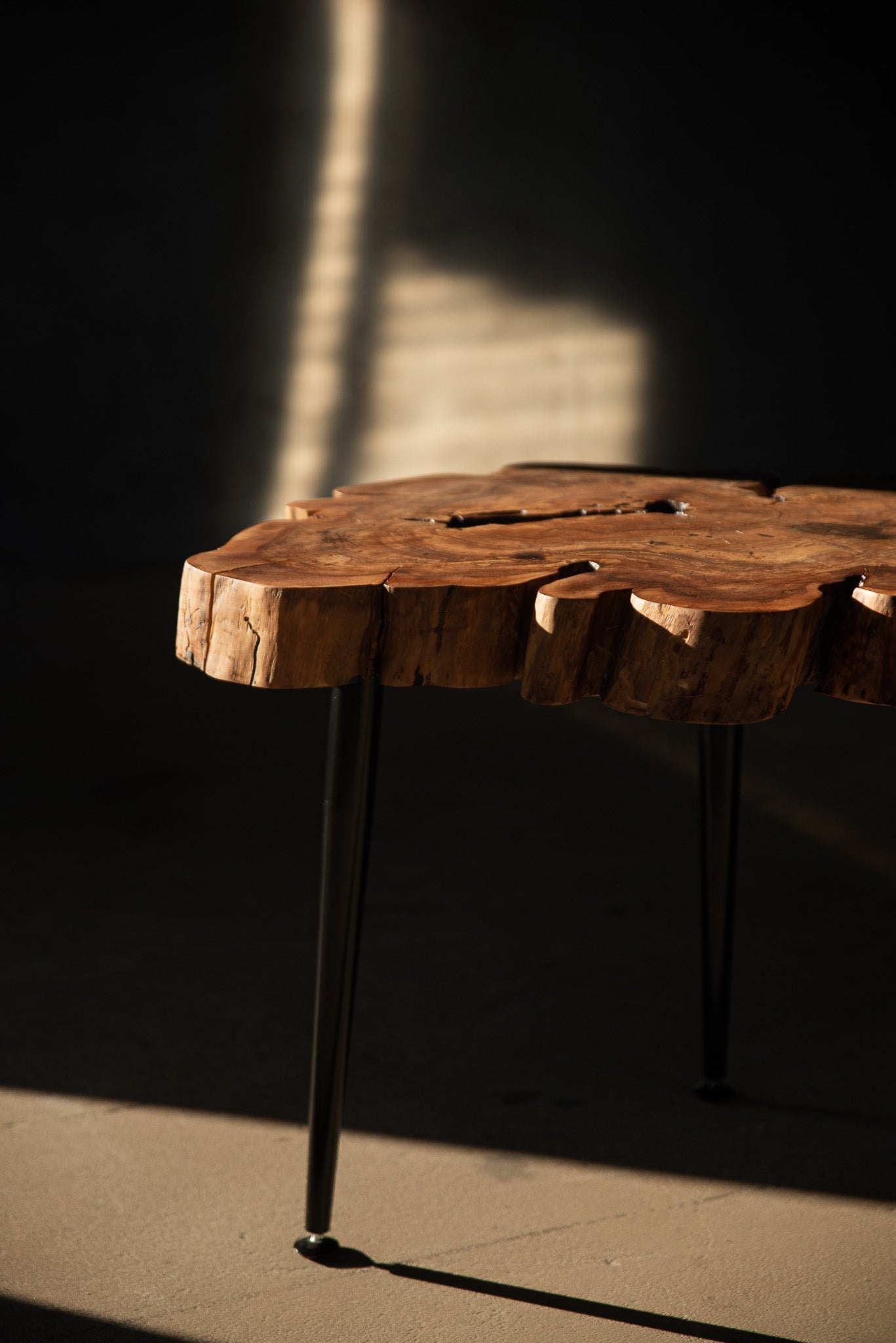 Skulptūrinis obels kavos staliukas su epoksidu