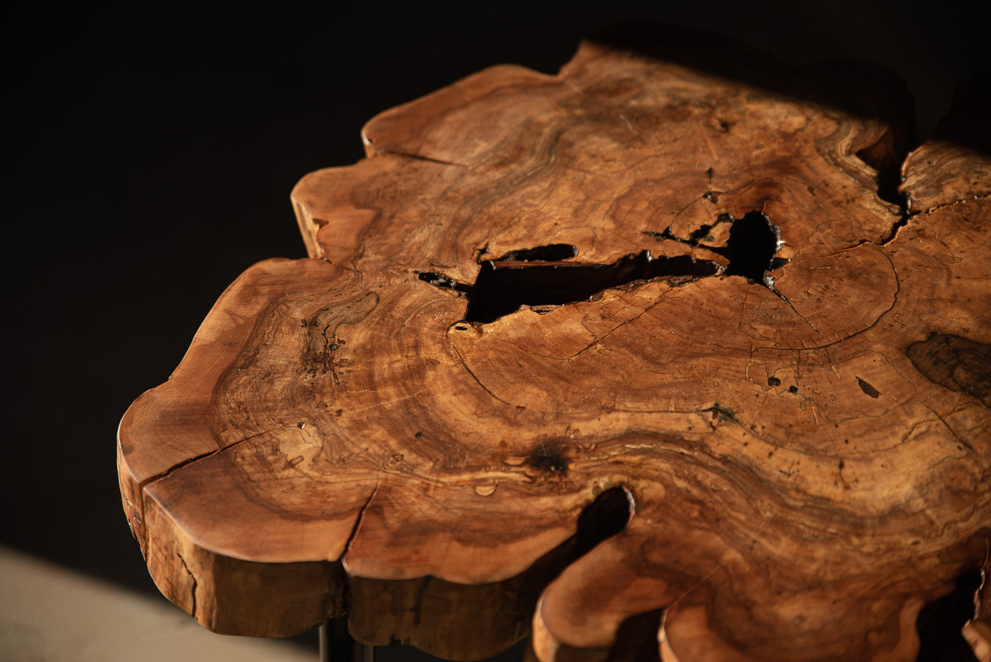 Skulptūrinis obels kavos staliukas su epoksidu