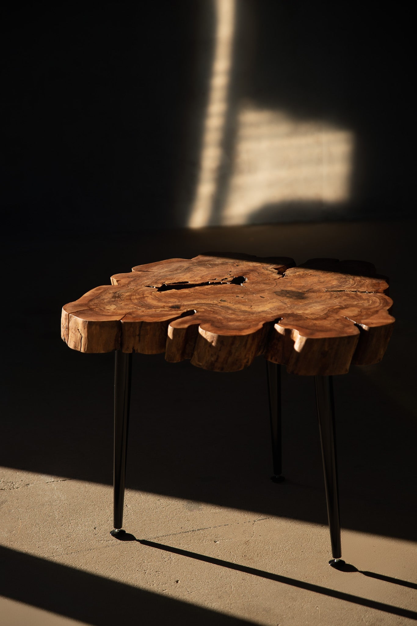 Skulptūrinis obels kavos staliukas su epoksidu