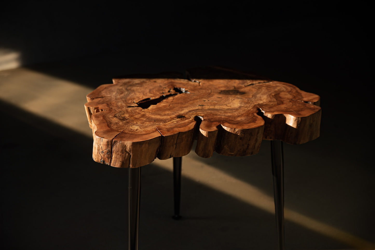 Skulptūrinis obels kavos staliukas su epoksidu