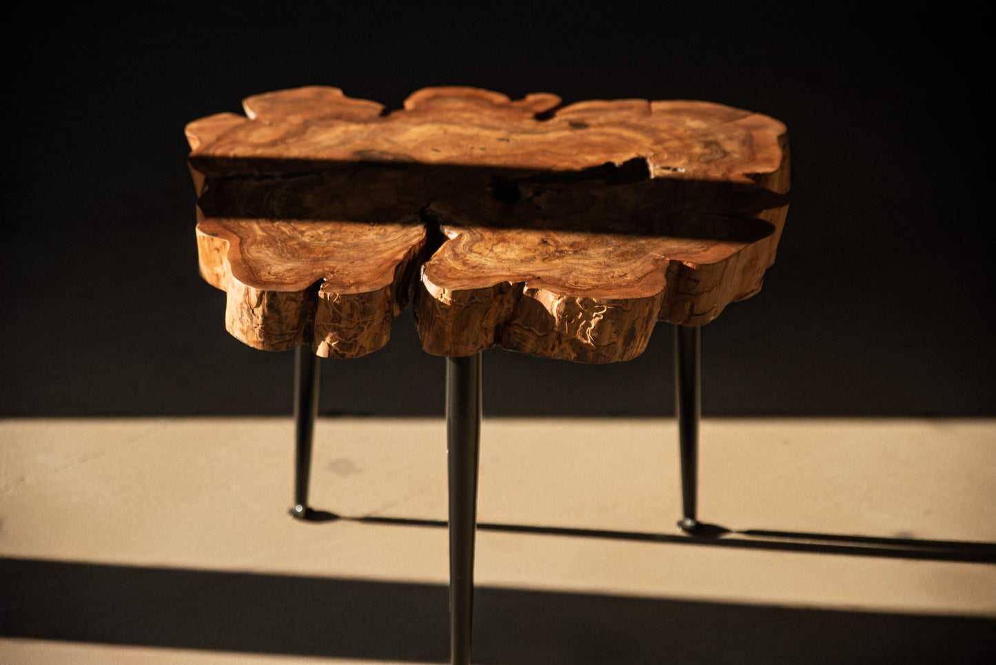 Skulptūrinis obels kavos staliukas su epoksidu