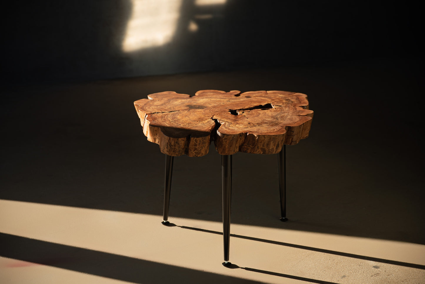 Skulptūrinis obels kavos staliukas su epoksidu