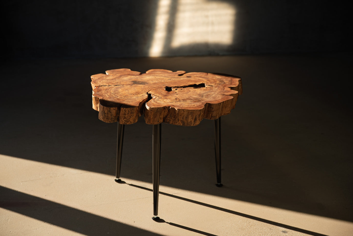 Skulptūrinis obels kavos staliukas su epoksidu