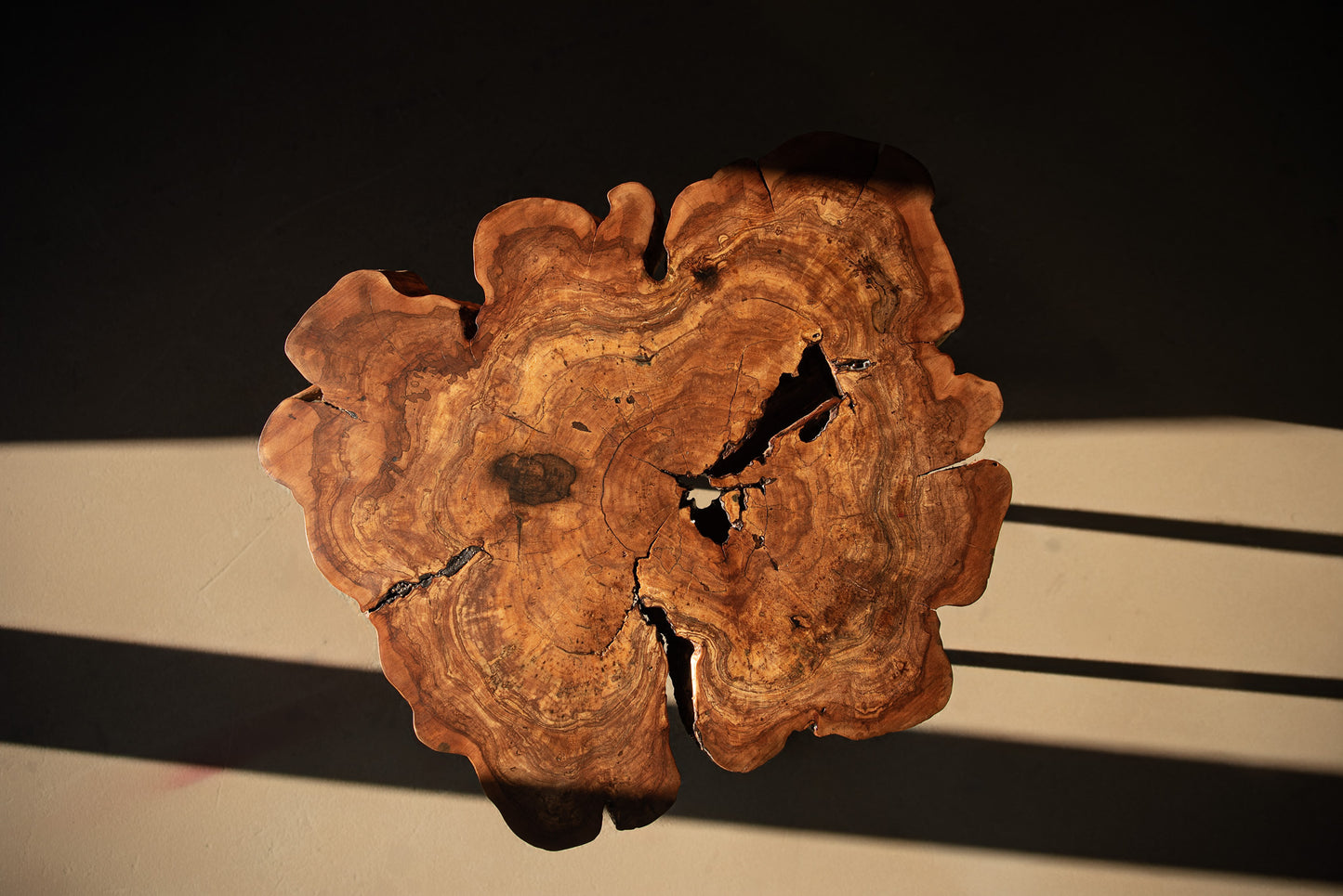 Skulptūrinis obels kavos staliukas su epoksidu